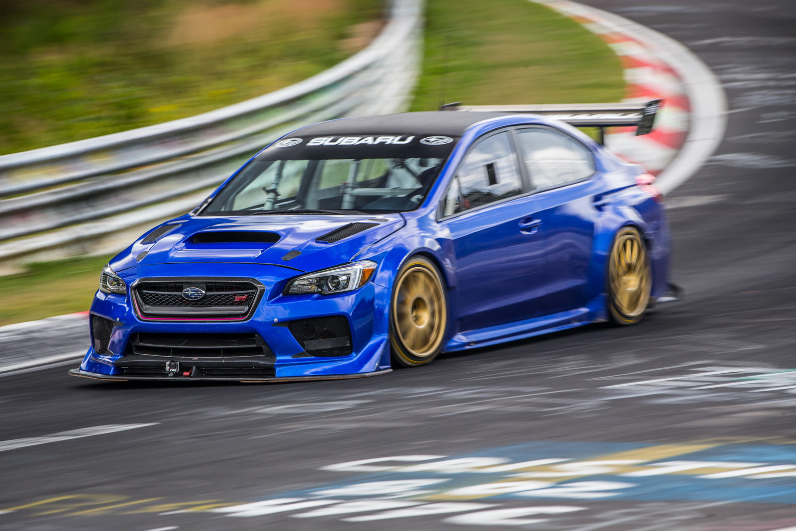 WRX STIが、セダン最速6分57秒5をマーク！！