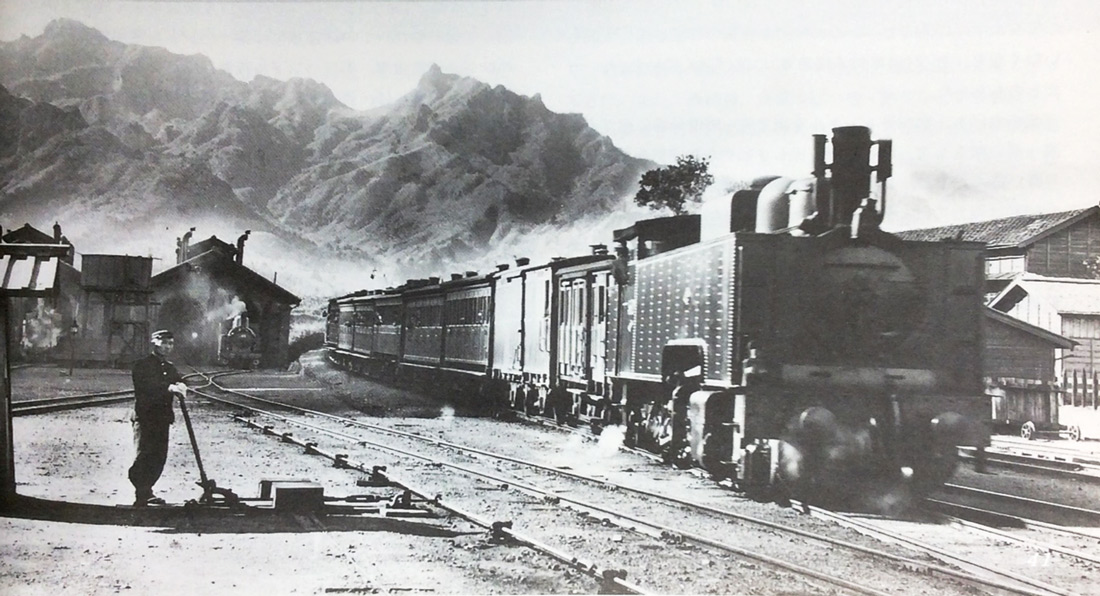 妙義山と蒸気牽引列車
